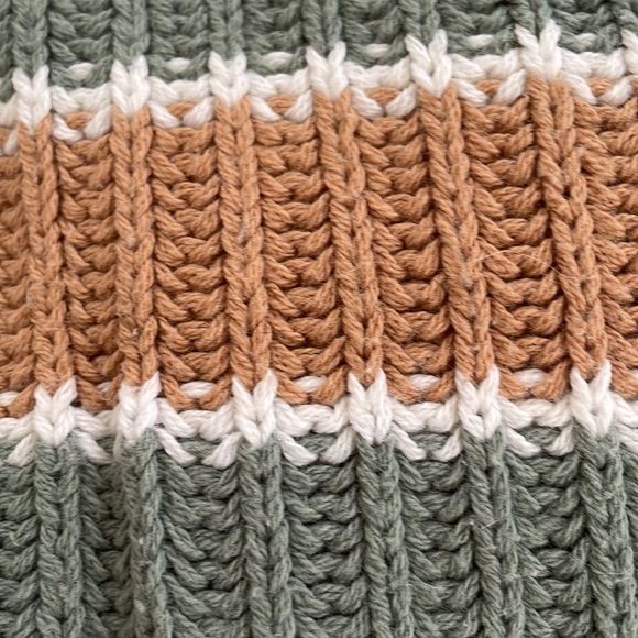 American Eagle Cropped Sweater - Picture 4 of 4